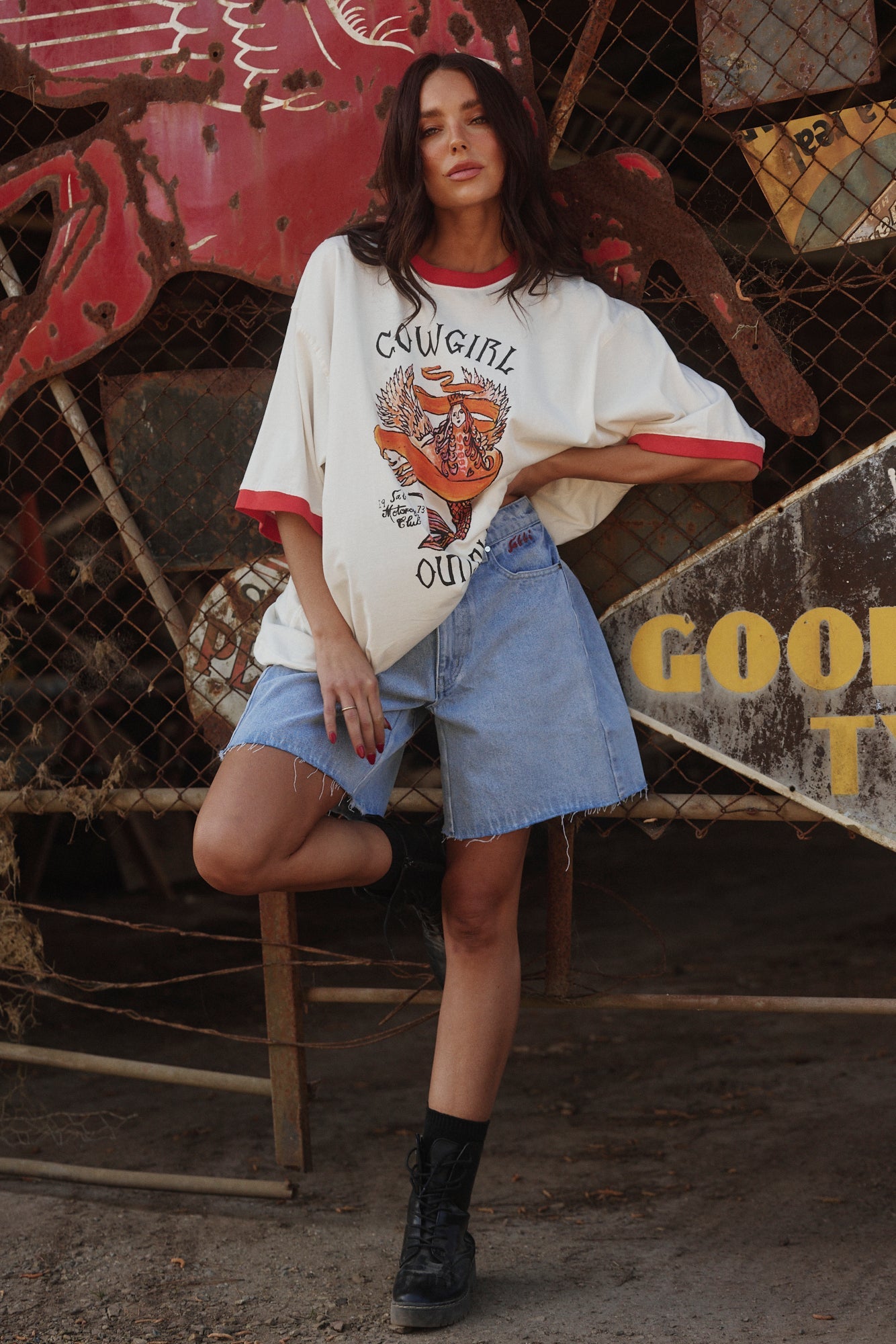 Sabbi - The Very Oversized Cowgirl Outlaw Tee - White