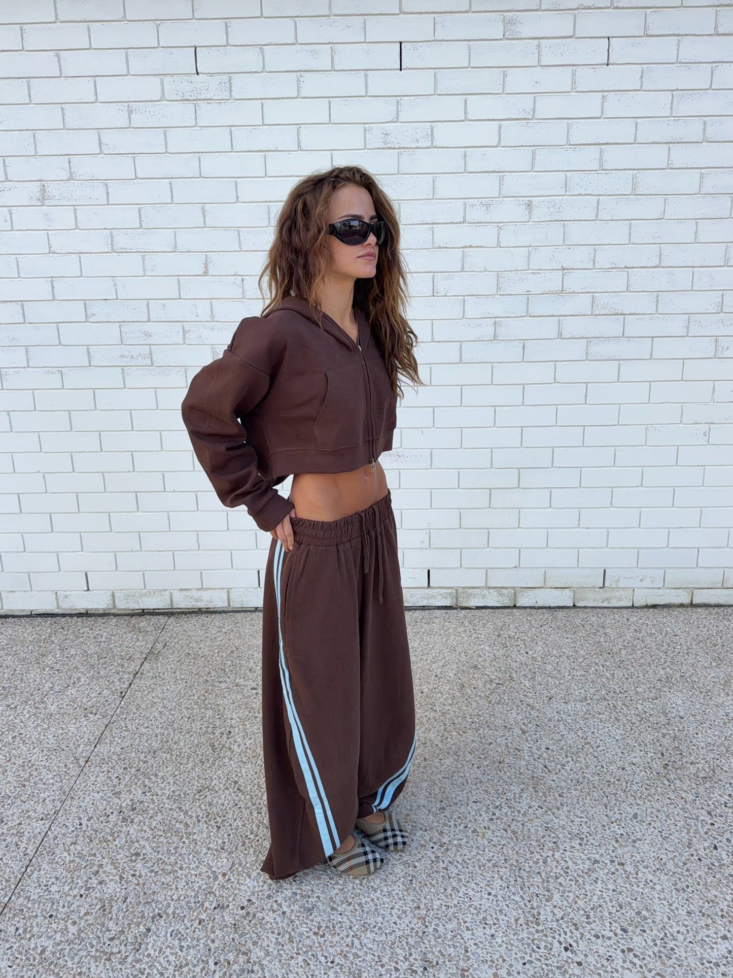 SŚAINT - CROPPED HOODIE - BROWN