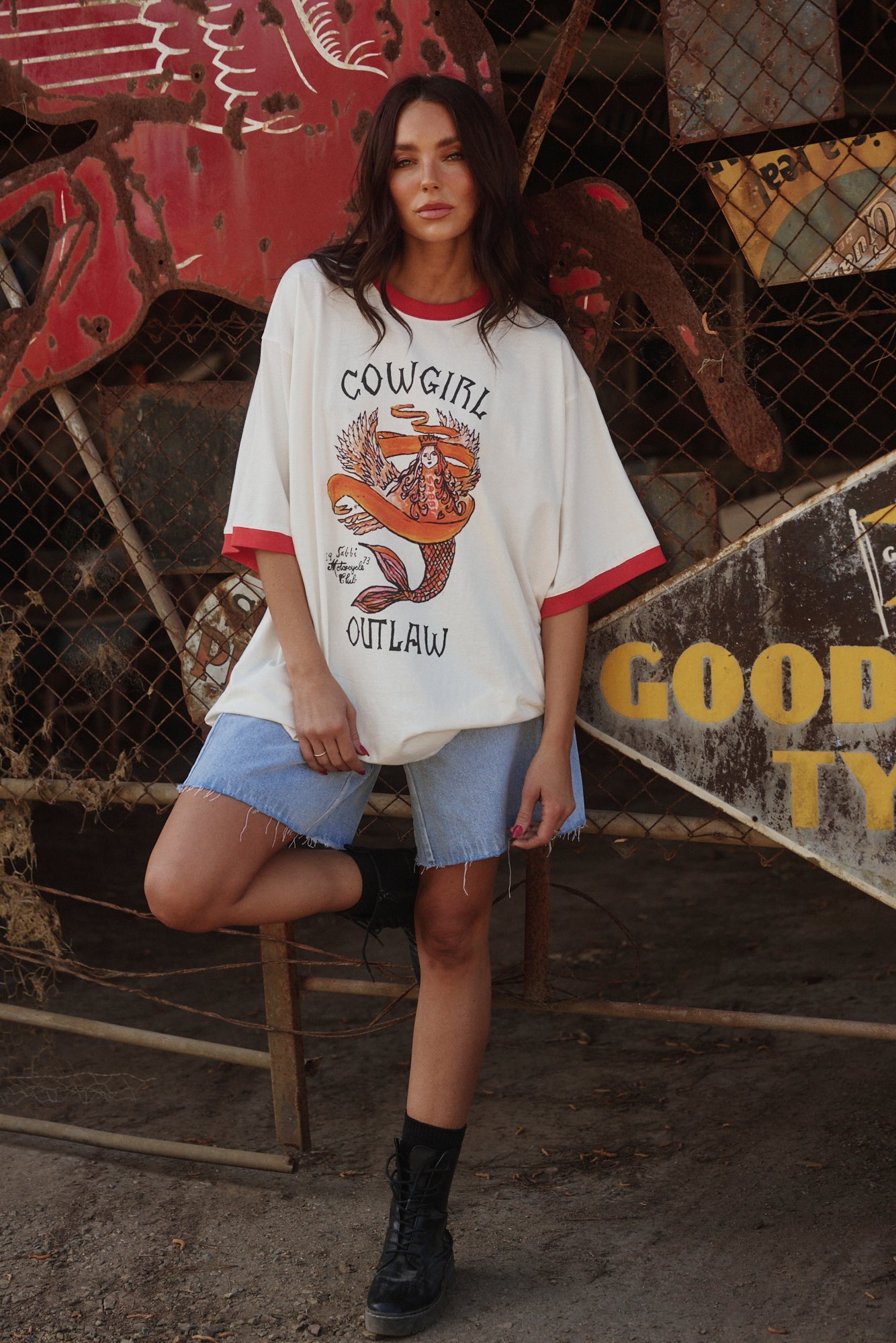 Sabbi - The Very Oversized Cowgirl Outlaw Tee - White