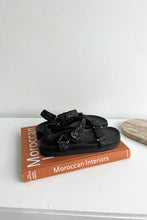 Load image into Gallery viewer, Barefoot Blonde - Indie Sandal - Black
