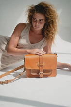 Load image into Gallery viewer, Hobo and Hatch - Rising Sun Satchel - Vintage Tan
