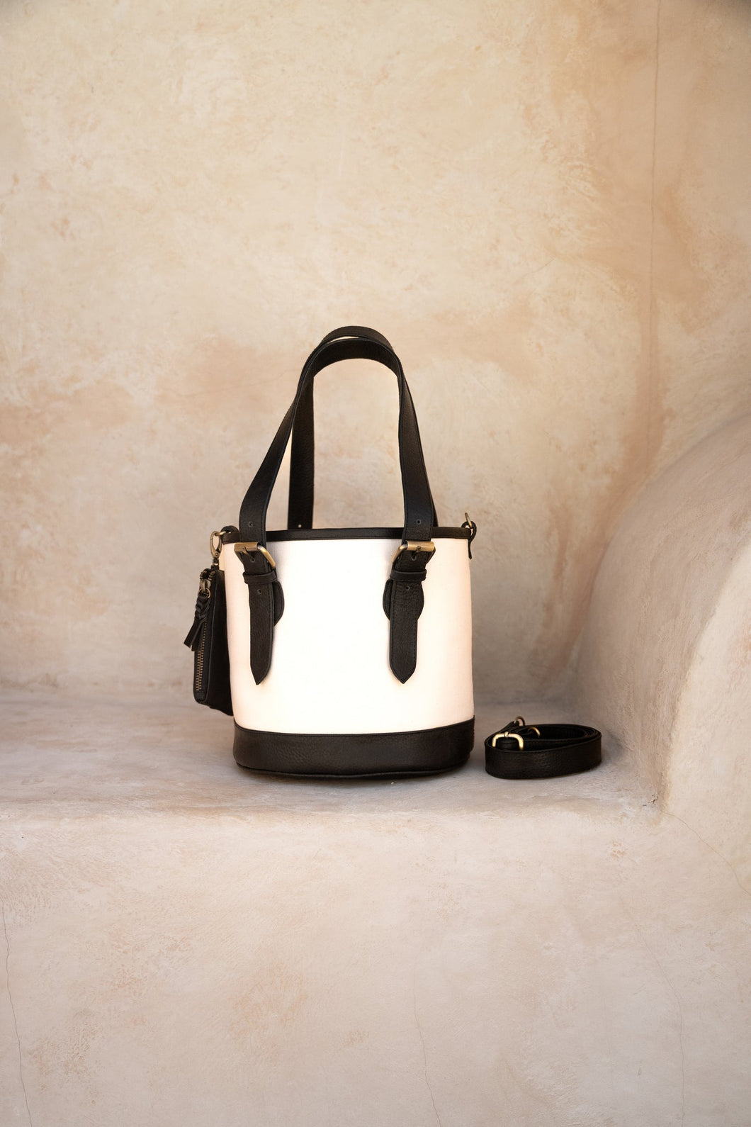 Hobo and Hatch - Petra Bucket Bag - Textured Noir