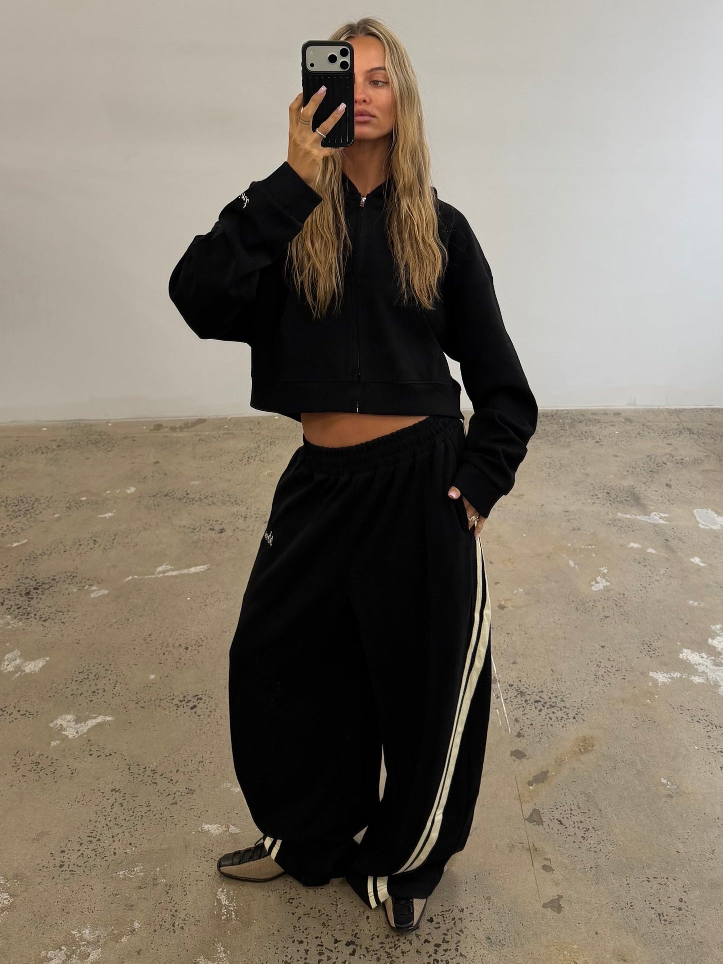SŚAINT CROPPED HOODIE - BLACK & BUTTER