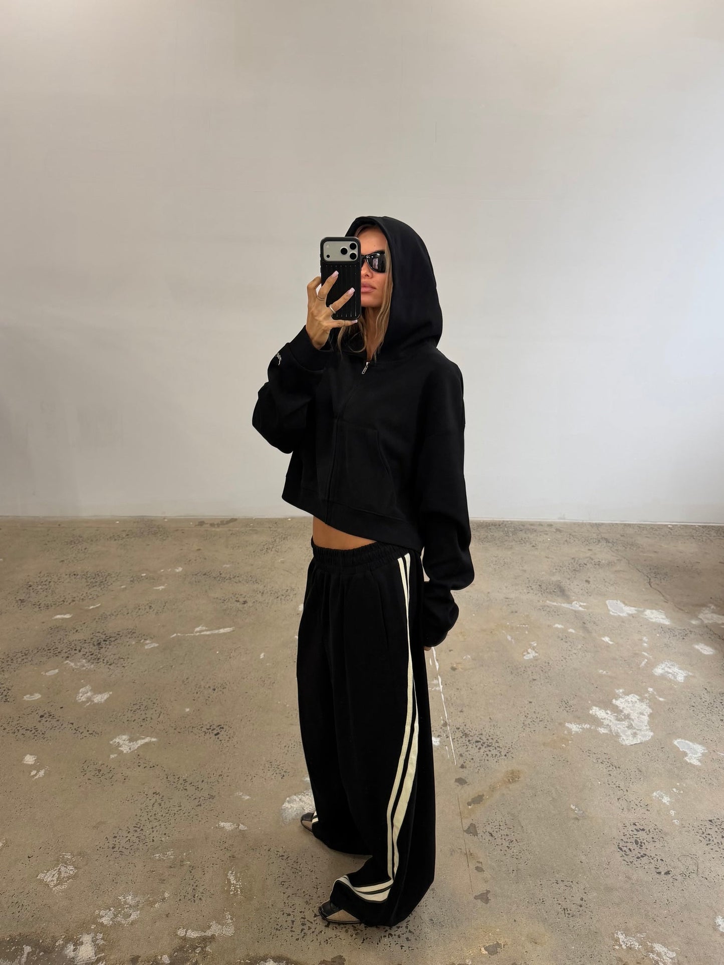 SŚAINT CROPPED HOODIE - BLACK & BUTTER