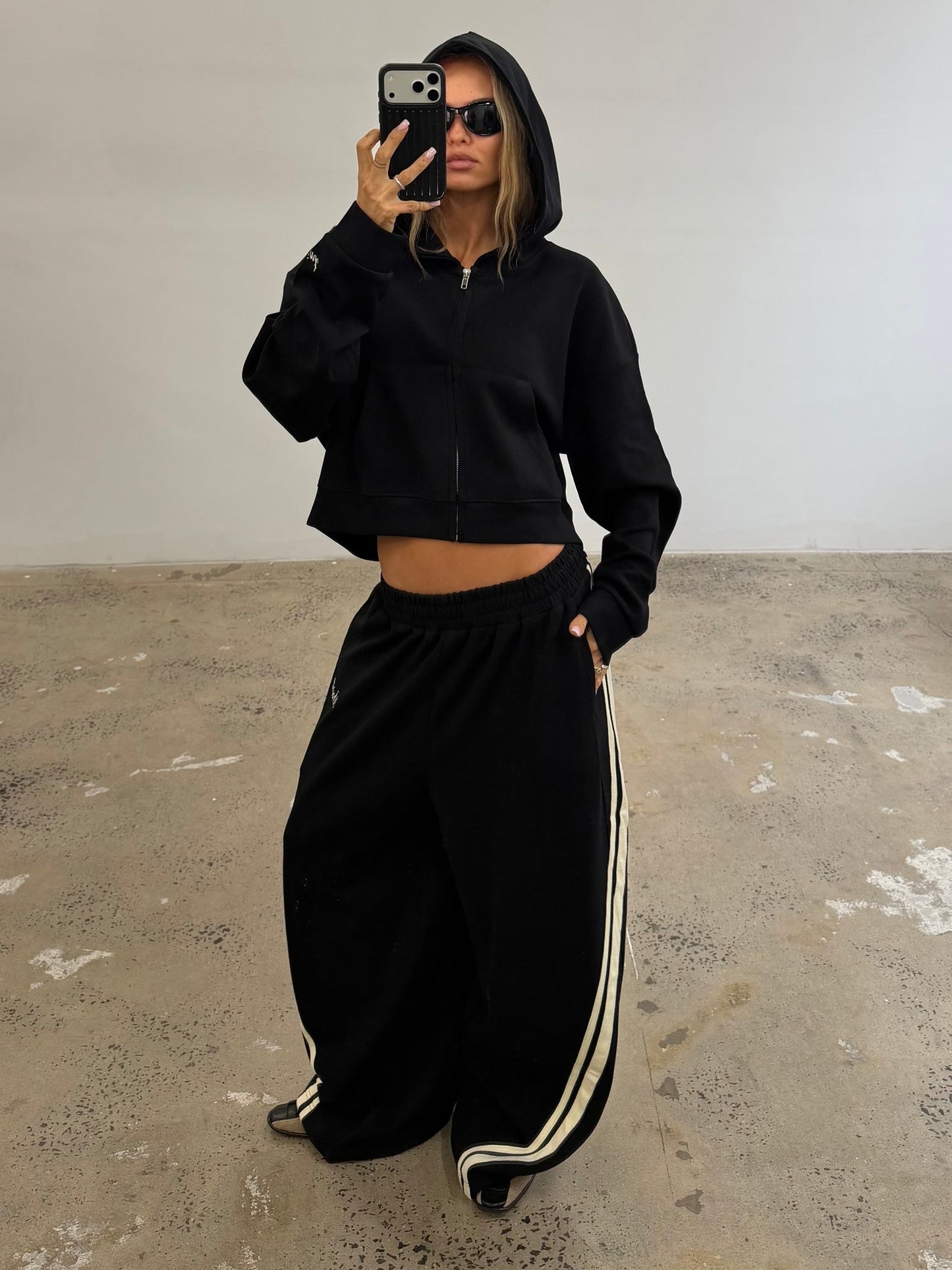 SŚAINT CROPPED HOODIE - BLACK & BUTTER