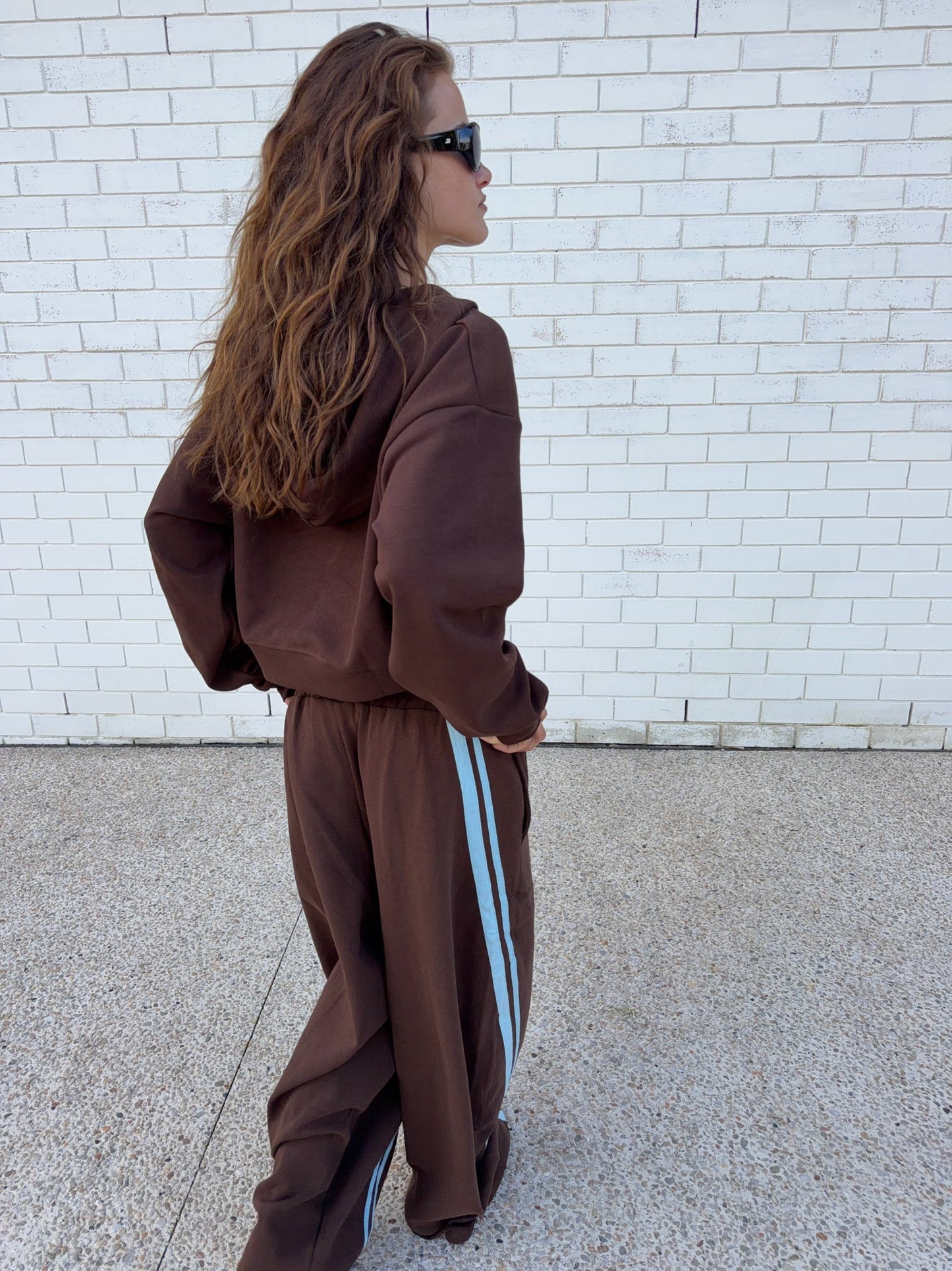 SŚAINT - CROPPED HOODIE - BROWN