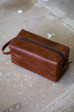 Load image into Gallery viewer, Aurelius Leather - Tan Toiletry Bag
